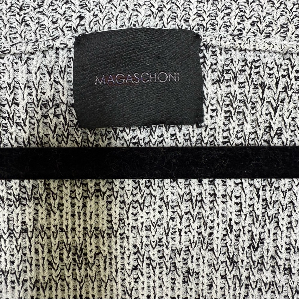 MAGASCHONI Gray V-Neck Sweater Lightweight PTP- 17.5”LENGTH- 25” Fits An XS-S - Picture 6 of 10